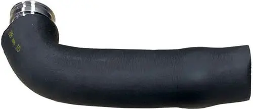 Schwarzes Wellrohr mit gebogener Form und Metallanschluss, eingesetzt in Heizsystemen von Wolf, für isolierte Vorlaufleitungen.